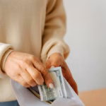 Kada nastup postane viralna tema: Šta nas slučaj Rade Manojlović uči o granicama, profesionalizmu i kulturi ponašanja na javnim događajima